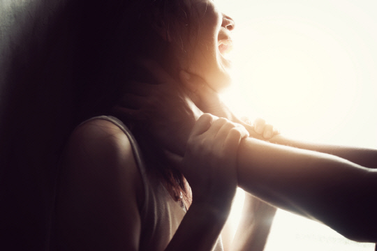 여성 폭행 [아이클릭아트 제공]